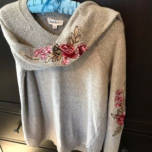 Sale 3 /$15✅Soft gray sweater floral design sleeve